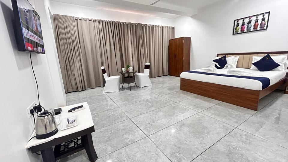 Bed, TV and multimedia, Living room, Photo of the whole room, Seating area, Bedroom