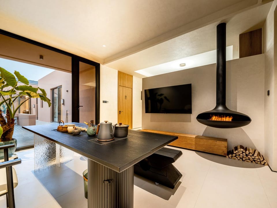 Communal lounge/ TV room, TV and multimedia, Living room, Seating area, Dining area, Evening entertainment