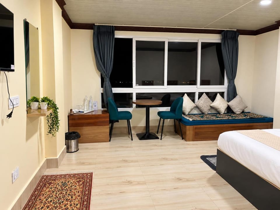 Bird's eye view, Bedroom, City view, Mountain view