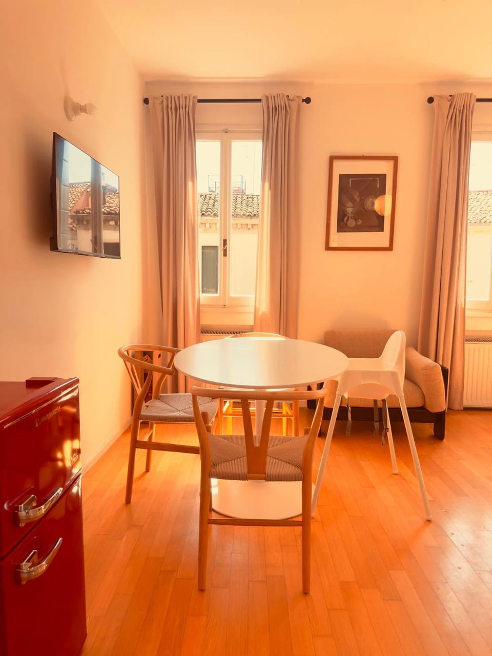 TV and multimedia, Living room, Seating area, Dining area