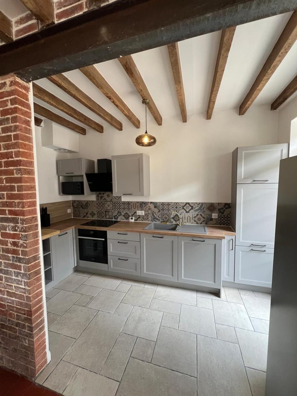 Kitchen or kitchenette, dishwasher, stove