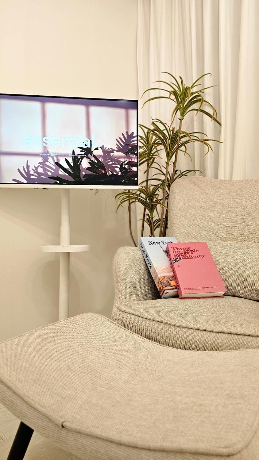 Property building, TV and multimedia, Seating area, Bedroom
