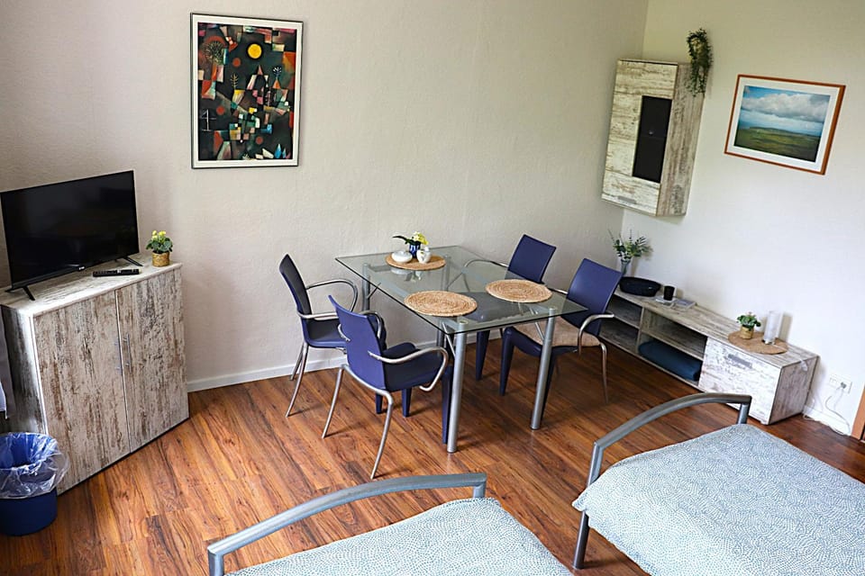 Communal lounge/ TV room, TV and multimedia, Living room, Seating area, Dining area