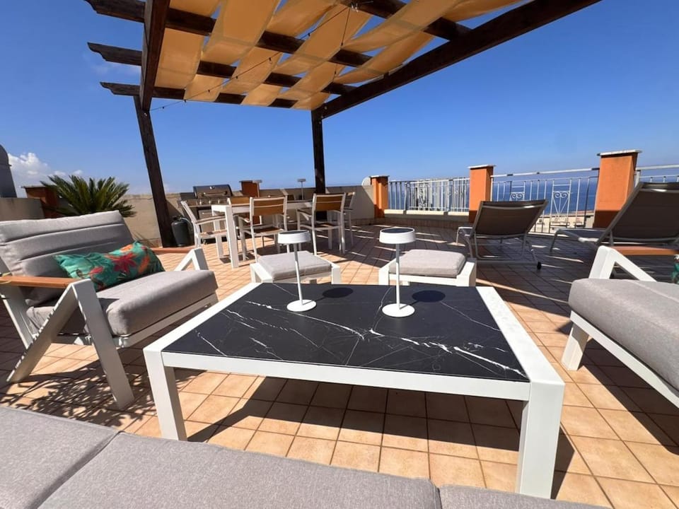 18P Penthouse Sea View Apartment in Pizzo