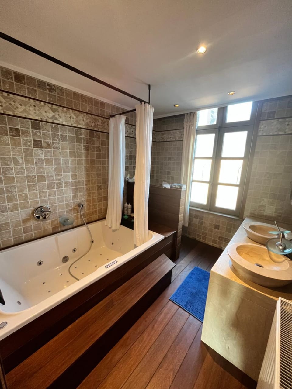 Hot Tub, Bathroom