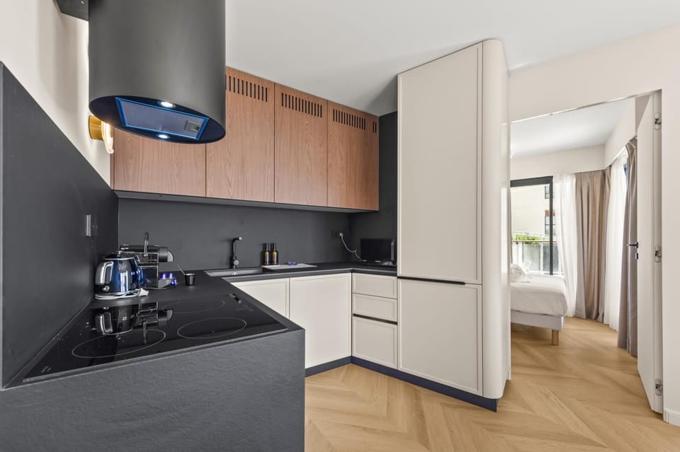 Kitchen or kitchenette, oven, stove