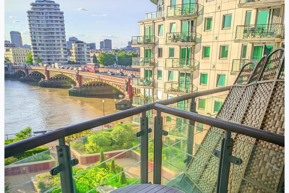 Property building, Day, View (from property/room), Balcony/Terrace, Balcony/Terrace, City view, Lake view