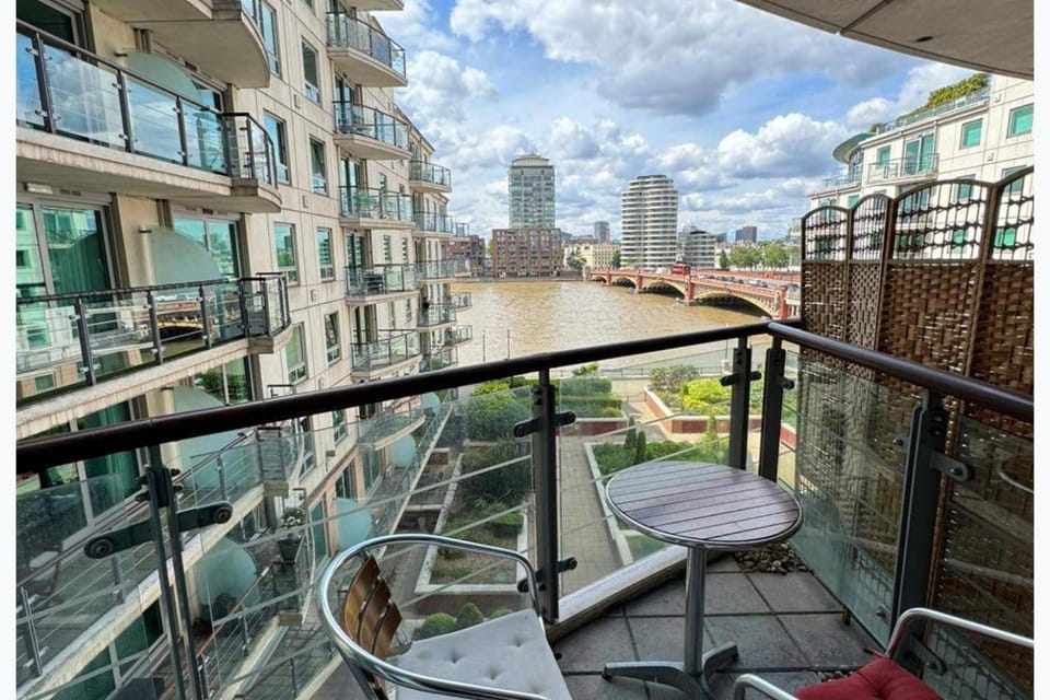 Property building, Day, View (from property/room), Balcony/Terrace, Balcony/Terrace, Seating area, City view, Lake view