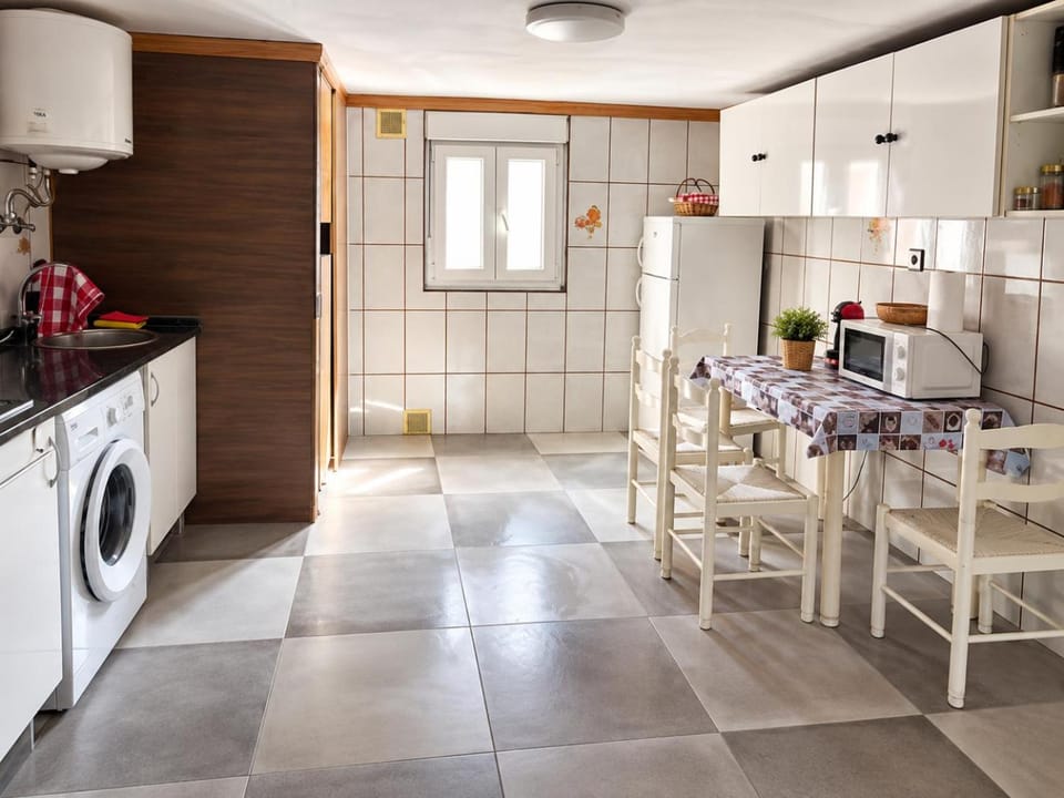 Seating area, Dining area, dishwasher, stove