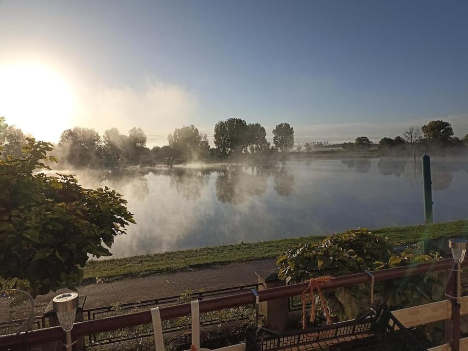 Maison avec vue EXCEPTIONNELLE sur la Saône en bord de Voie Bleue Villa in Bourgogne-Franche-Comté