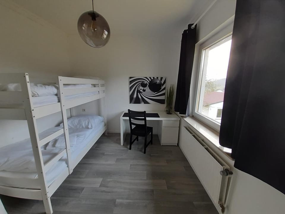 Bedroom, bunk bed
