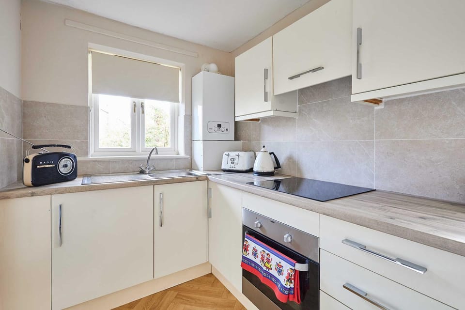 Kitchen or kitchenette, dishwasher, stove