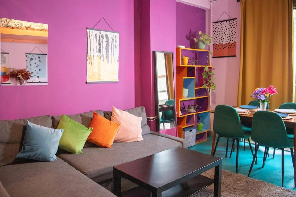Colour Pop Flat, Near the Canal, 1 minute walk from Station Apartment in London Borough of Hackney