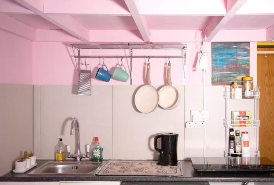 Colour Pop Flat, Near the Canal, 1 minute walk from Station Apartment in London Borough of Hackney
