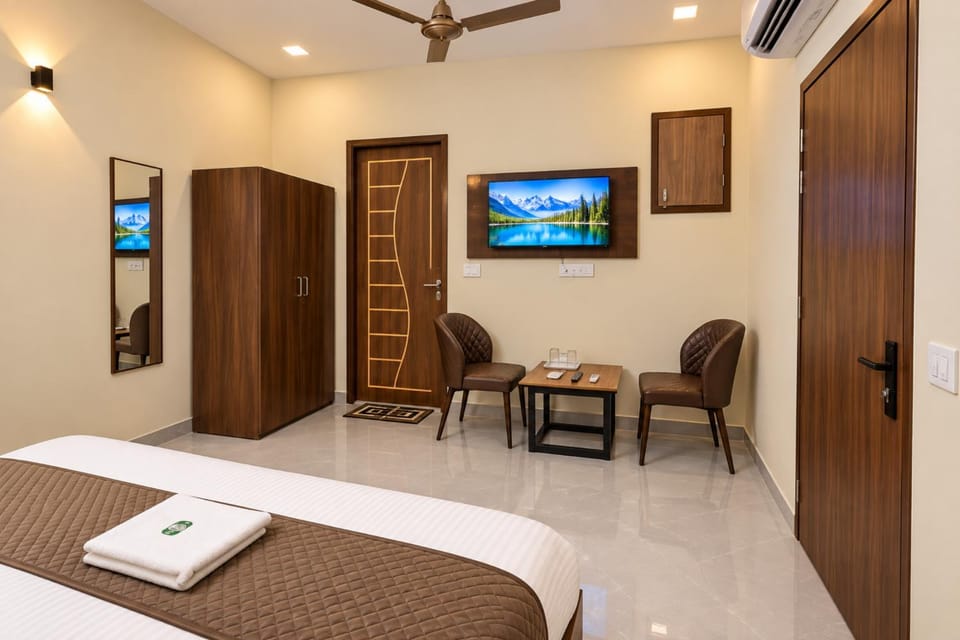 Bed, TV and multimedia, Seating area, Bedroom, air conditioner