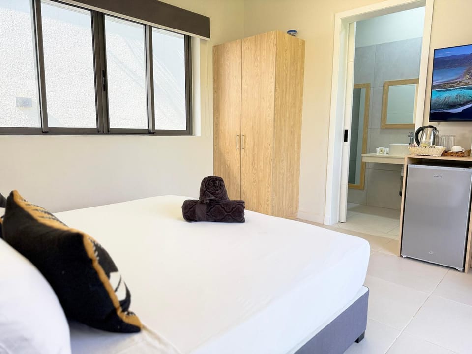 Bed, minibar