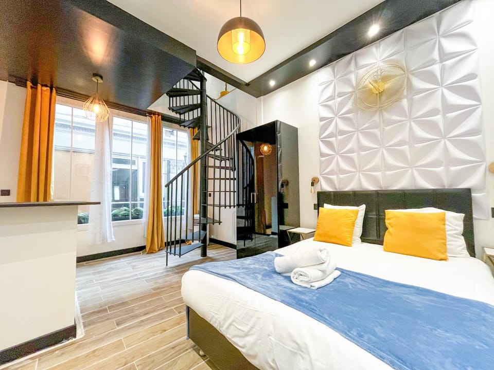 UrbanFlat 160 - Secured Designer Triplex in Central Paris Apartment in Paris