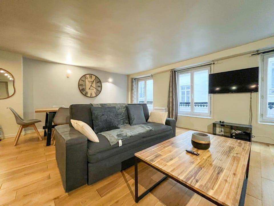 UrbanFlat 89 - Spacious Apartment near Montorgueil & Louvre - Heart of Paris Apartment in Paris