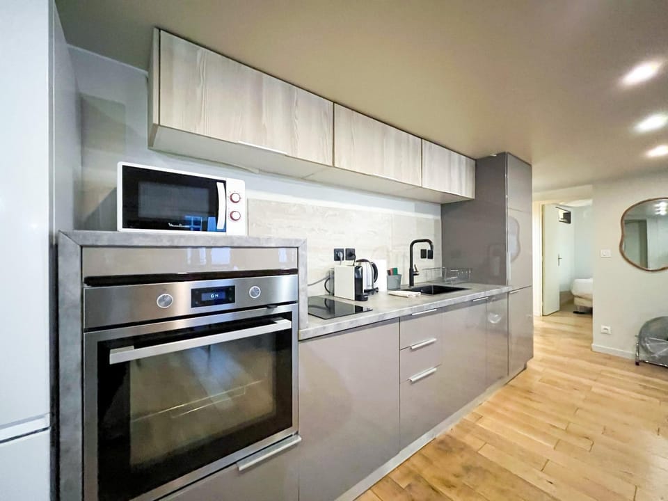 UrbanFlat 89 - Spacious Apartment near Montorgueil & Louvre - Heart of Paris Apartment in Paris