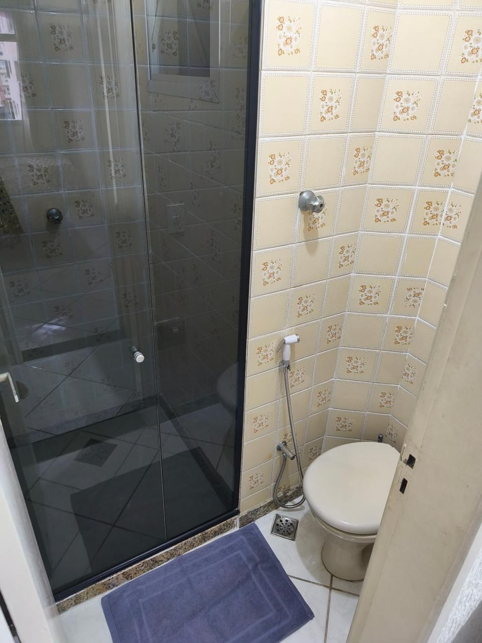 Toilet, towels