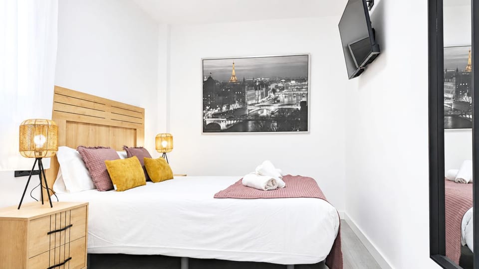 Bed, TV and multimedia, Photo of the whole room, Bedroom, towels, air conditioner