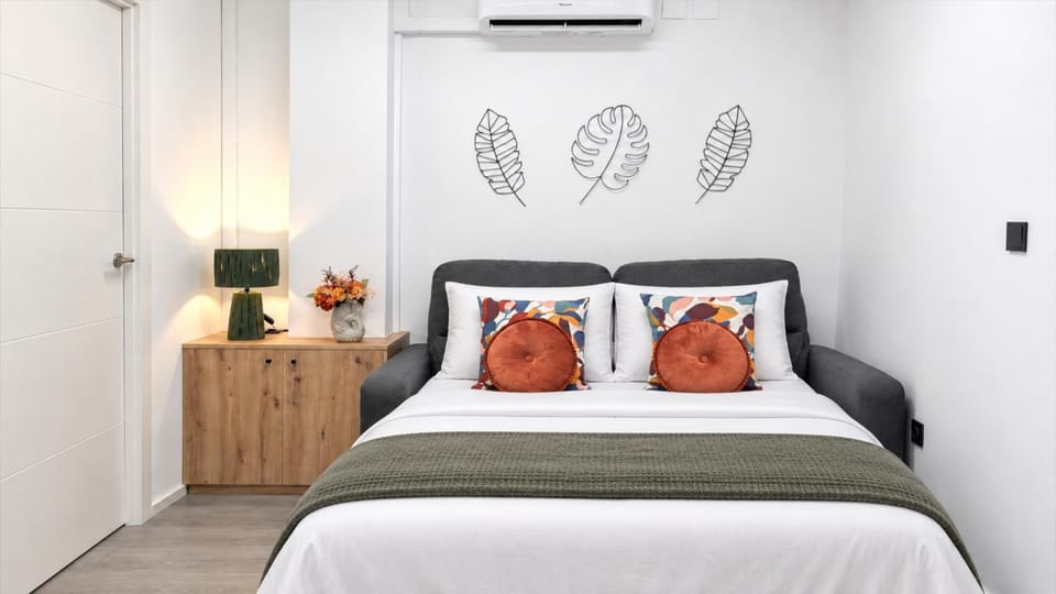 Bed, Living room, Lounge or bar, air conditioner