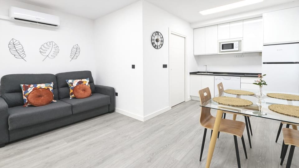 TV and multimedia, Kitchen or kitchenette, Living room, Seating area, Dining area, air conditioner
