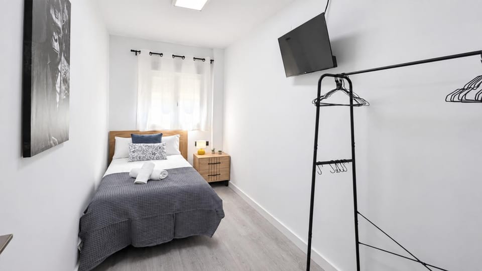 Bed, TV and multimedia, Photo of the whole room, Bedroom, towels, air conditioner