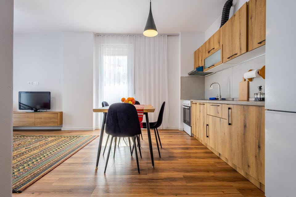 TV and multimedia, Kitchen or kitchenette, Dining area, oven, stove