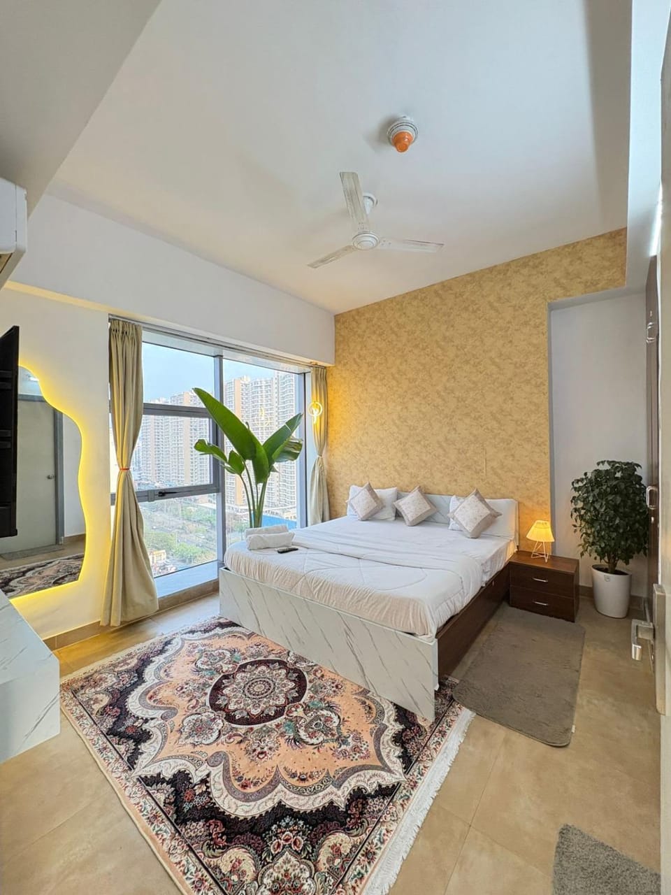 Luxury Studio in Central Noida Free Pool Access Apartment in Noida