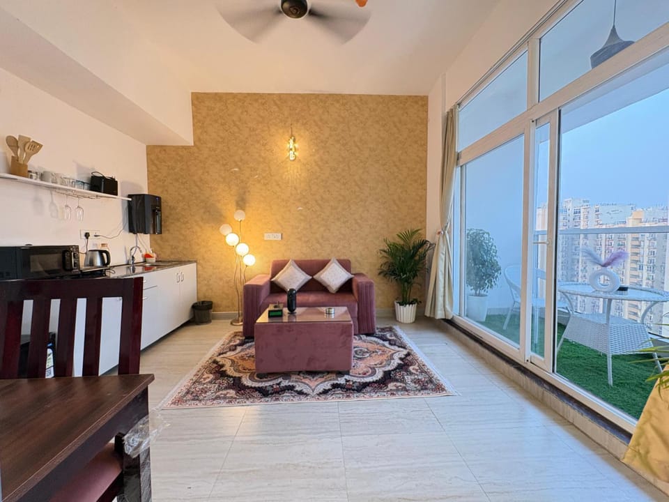 Luxury Studio in Central Noida Free Pool Access Apartment in Noida