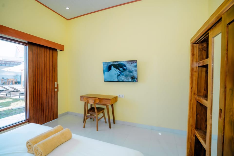 Bed, TV and multimedia, Photo of the whole room, Bedroom