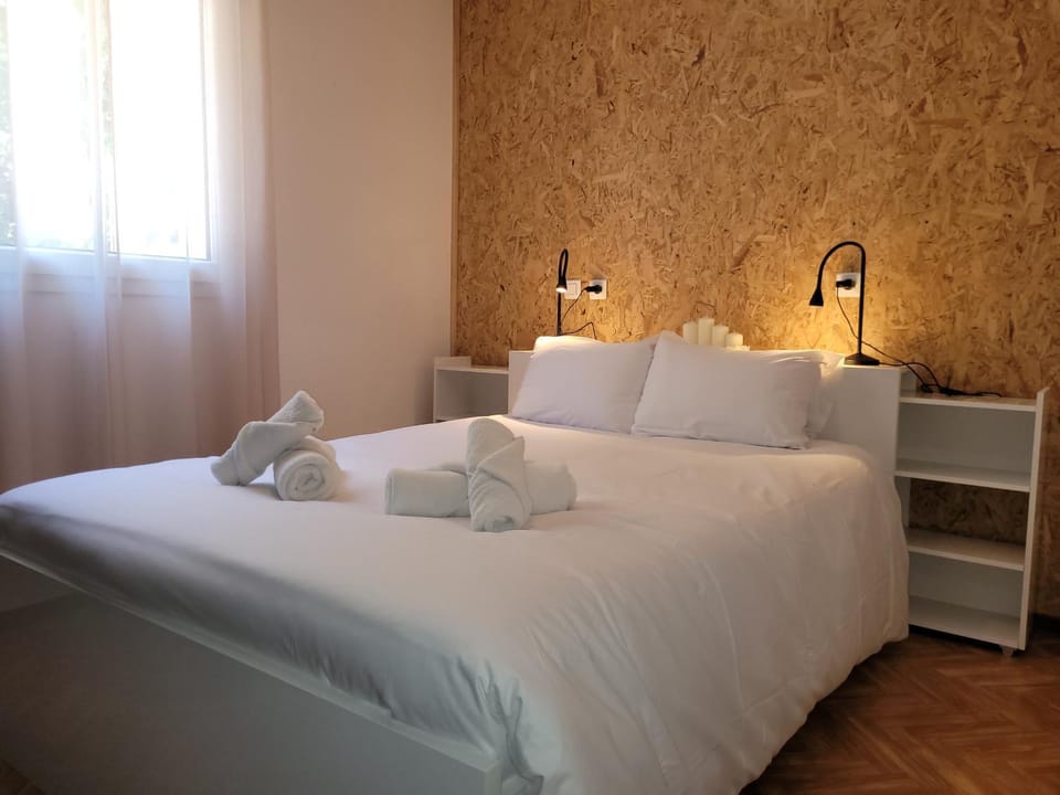 Bed, Photo of the whole room, Bedroom, storage, towels