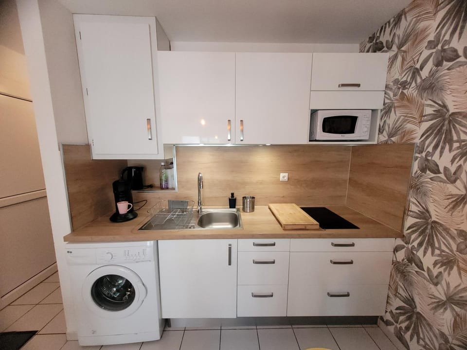 Coffee/tea facilities, Kitchen or kitchenette, microwave, oven, stove