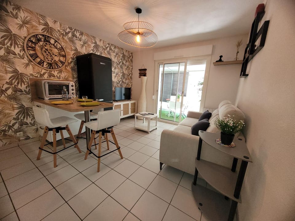 Bed, Photo of the whole room, Bedroom, storage