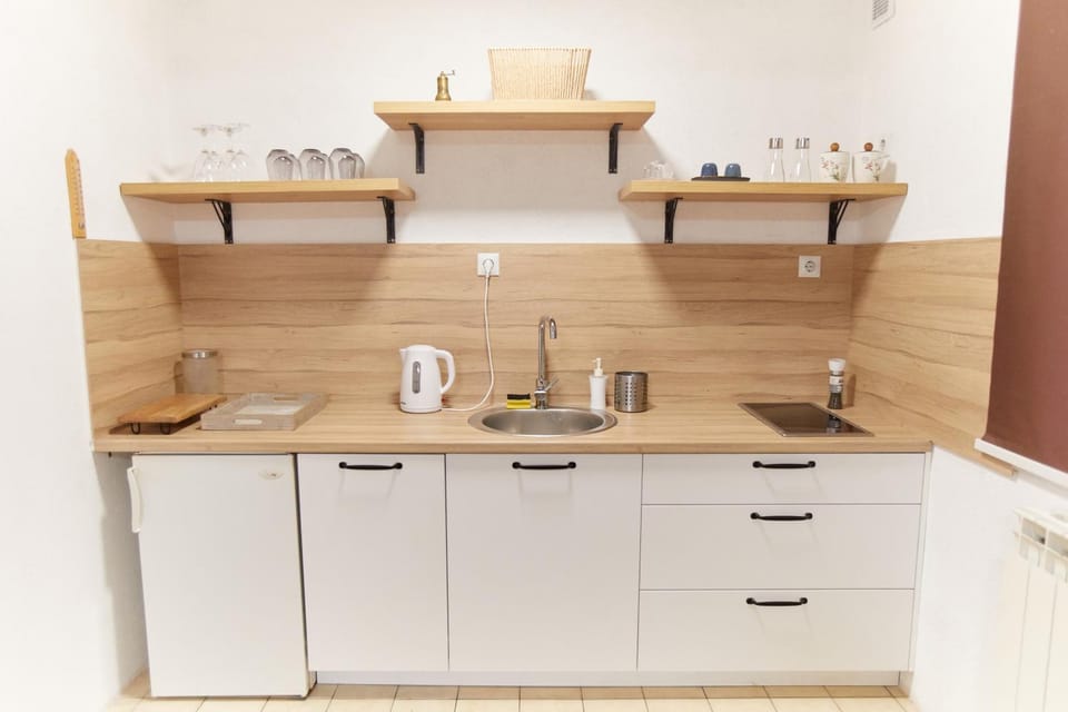 Coffee/tea facilities, Kitchen or kitchenette, stove