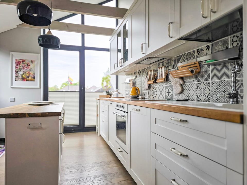 Kitchen or kitchenette, dishwasher, stove