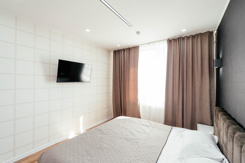 Bed, TV and multimedia, Photo of the whole room, Bedroom