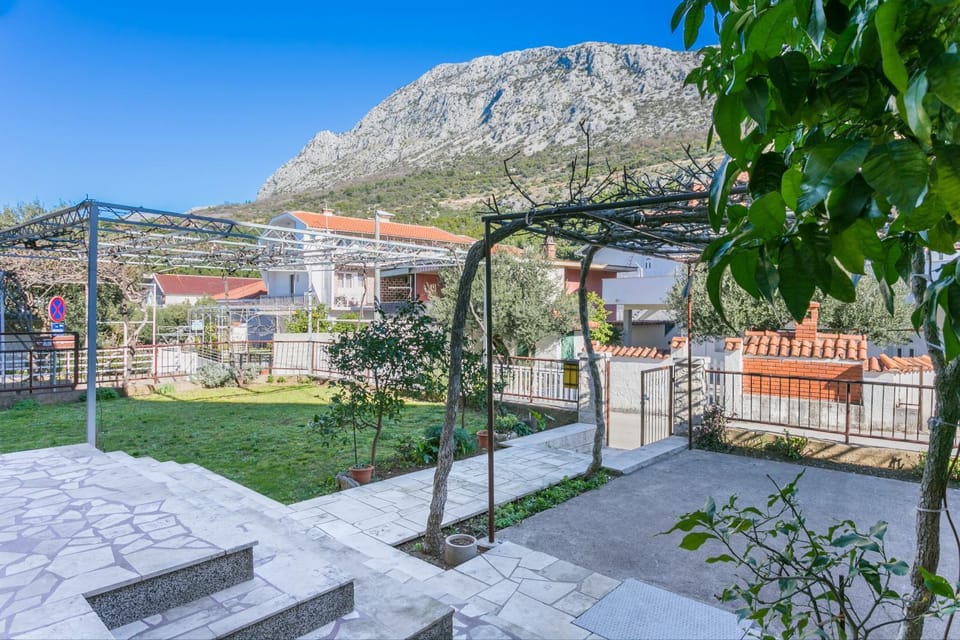 Location, children, Family