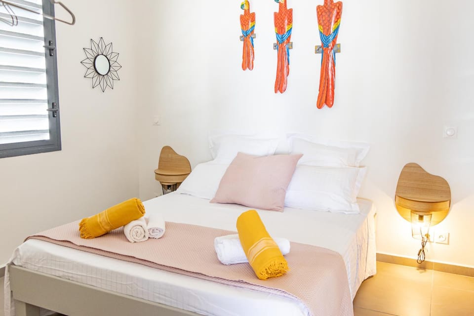 Bed, Bedroom, towels