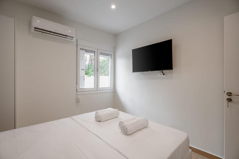 Bed, TV and multimedia, Bedroom, towels, air conditioner