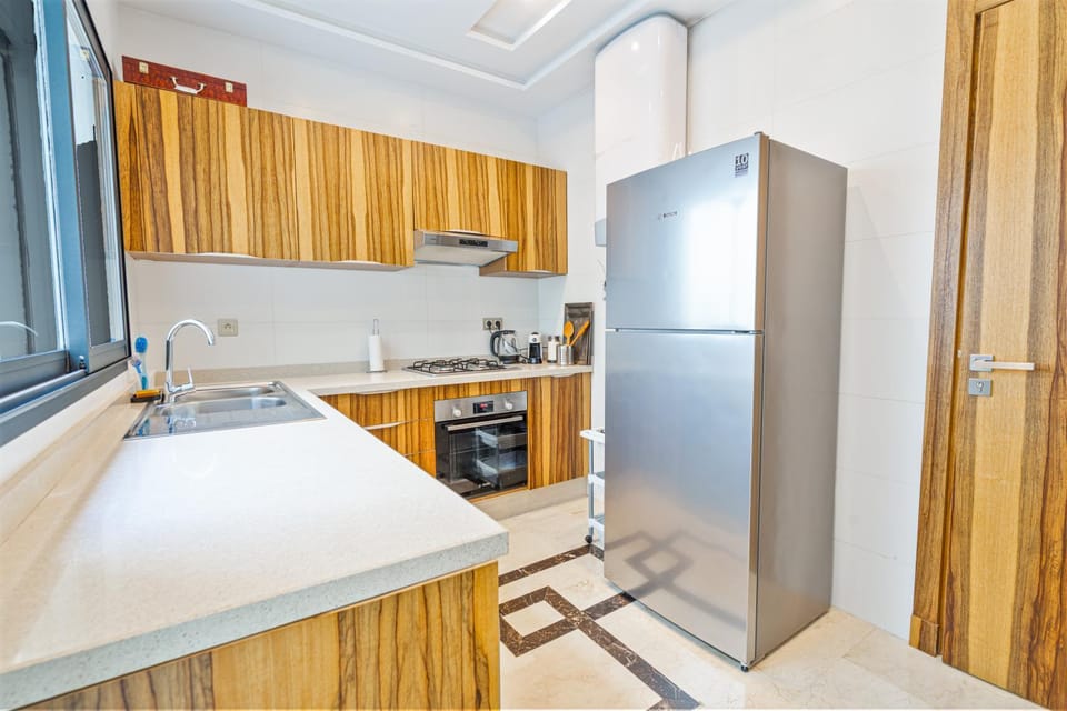Kitchen or kitchenette, dishwasher, oven