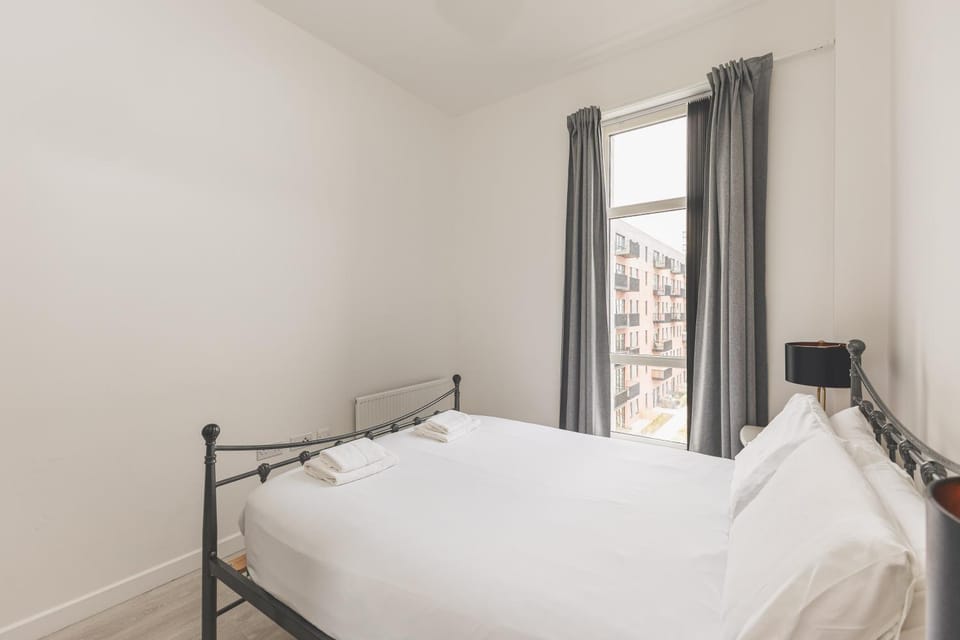 Modern 1BDR Flat in Elizabeth Line Heathrow Access Apartment in Hayes