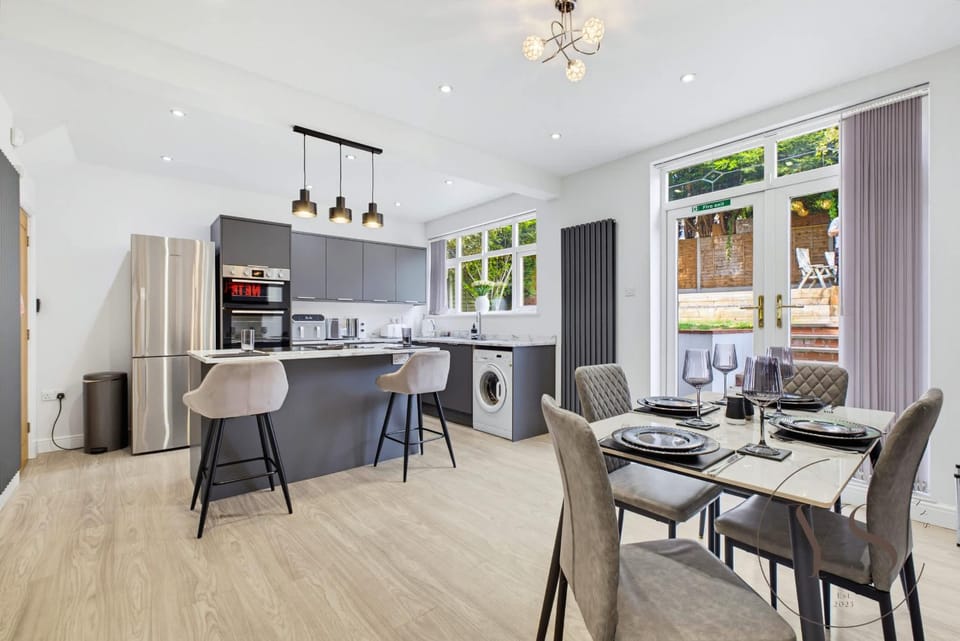 Luxury 5-Bed Home with Spacious Garden & Parking House in Stourbridge