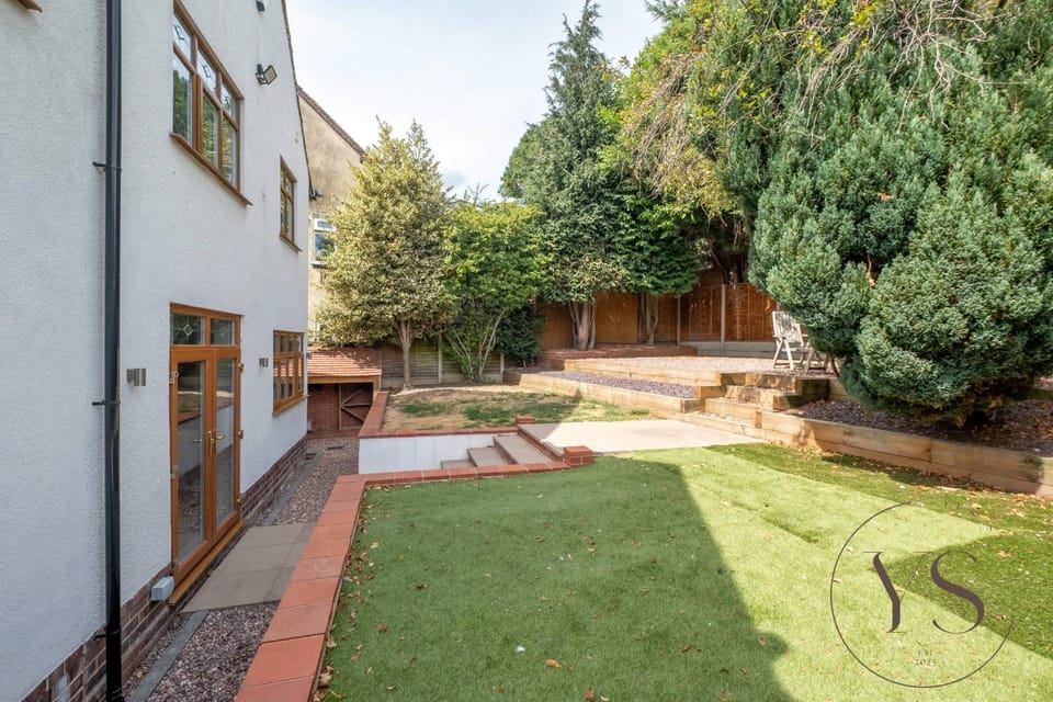 4-Bed Home with Garden Parking & Free WiFi House in Stourbridge