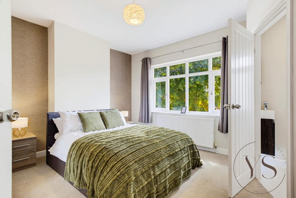 4-Bed Home with Garden Parking & Free WiFi House in Stourbridge