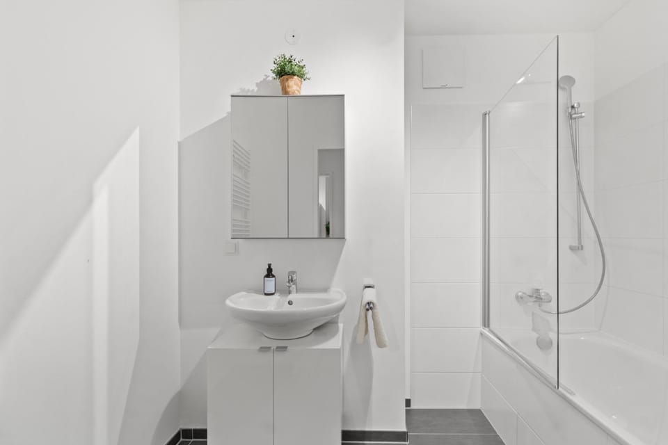 Sunny Apartments near U1 metro and ACV Apartment in Vienna