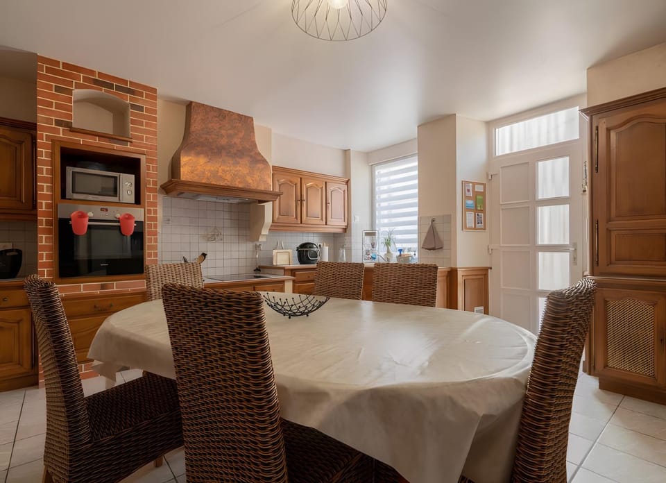 Property building, Kitchen or kitchenette, Living room