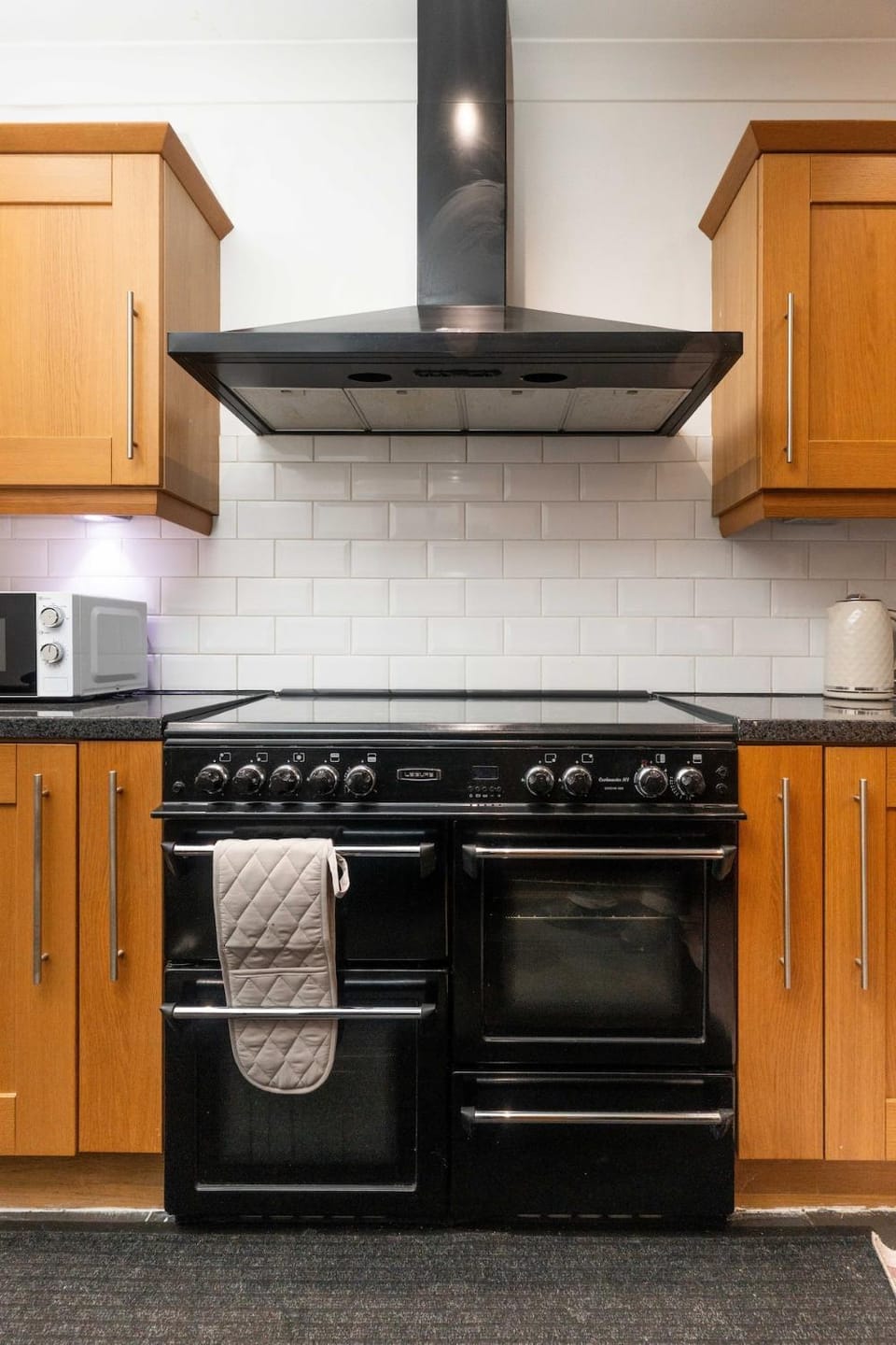 Grovehall House - Sleeps 7 - 4 Bedrooms Apartment in Leeds