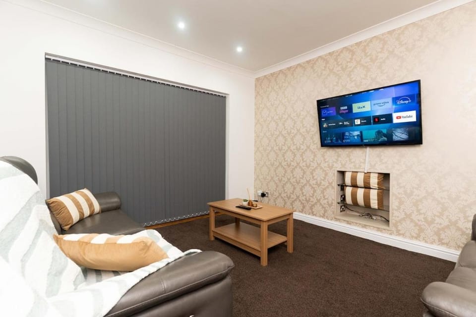 Grovehall House - Sleeps 7 - 4 Bedrooms Apartment in Leeds
